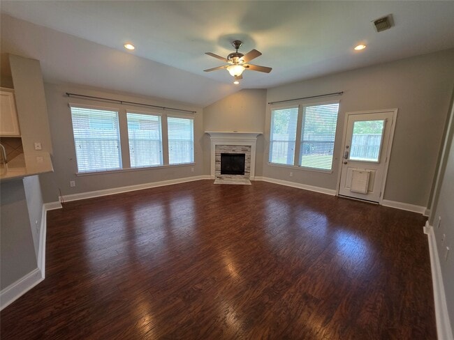 Photo - 395 Livingstone Ln