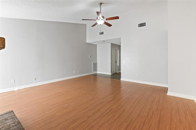 Photo - 18719 Droitwich Dr