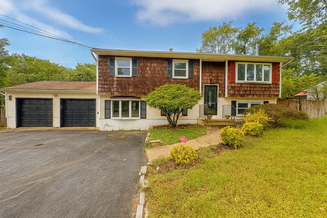 Building Photo - Stunning Renovated 4-Bedroom Home with Gor...