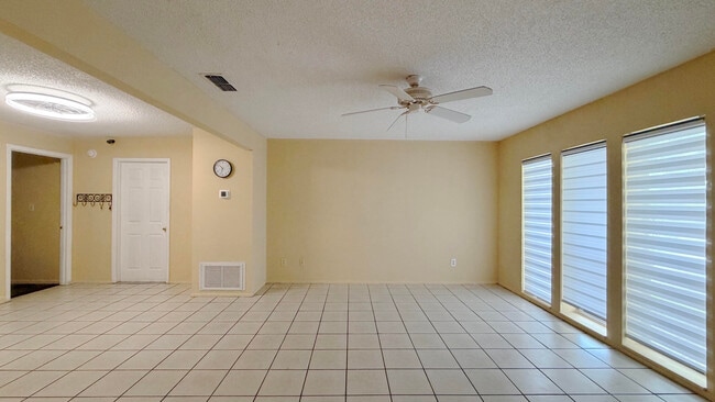 Photo - 889 Hendry Dr