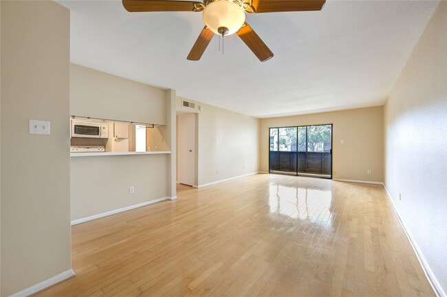 Building Photo - 3055 Walnut Bend Ln Unit 21 Rental