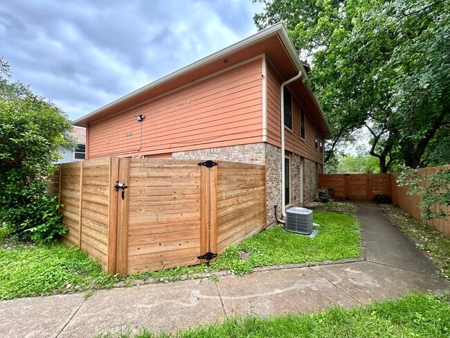 Building Photo - 6005 Cougar Dr Unit A