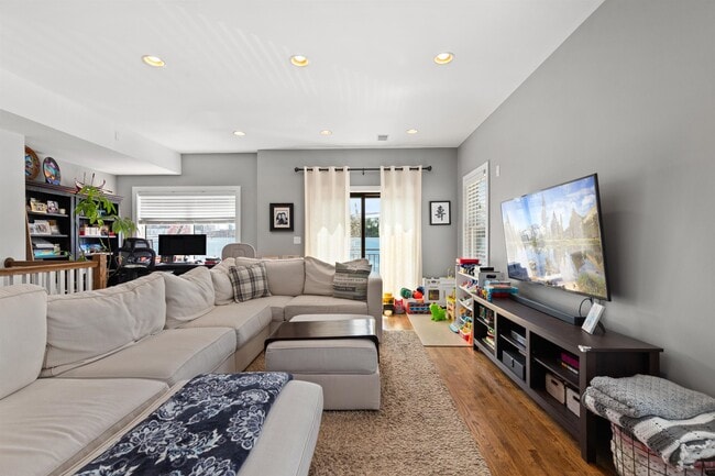 Photo - 48 W 18th St
