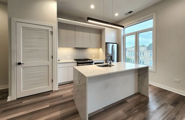 Photo - 1348 W Roscoe St