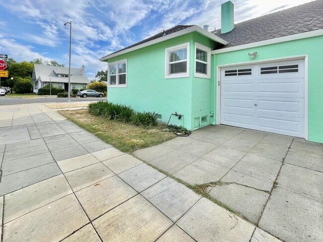 Photo - 950 Seymour St