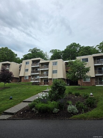 Building Photo - 234 Fox Run Ln Unit 5D