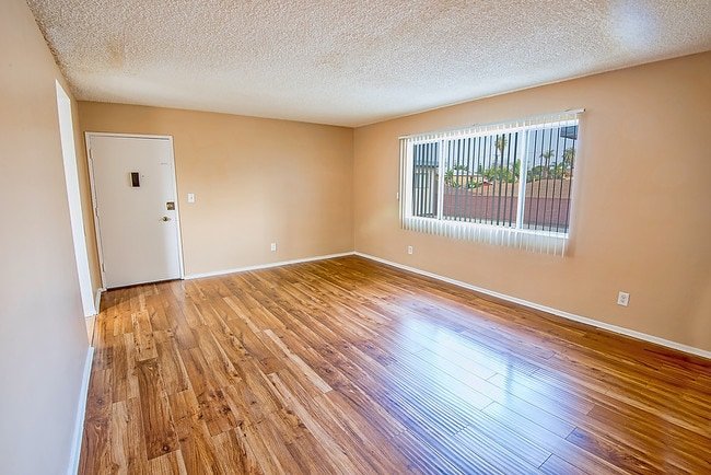 Photo - 919 S Flower St