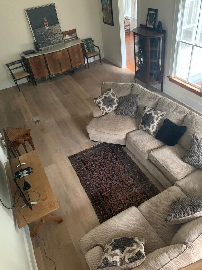 Photo - 5 Bedroom/5.5 Bath located near UF Campus ...