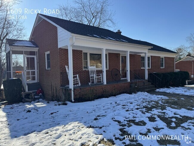 Building Photo - 3 bed / 1.5 bath single family home (Avail...