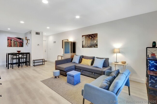Building Photo - 2426 SE 17th St Unit 305
