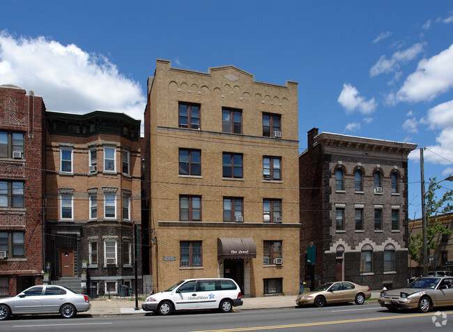 Quality Urban Properties - Quality Urban Properties Apartments