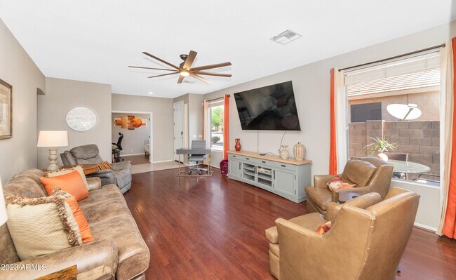 303 N Kimberlee Way