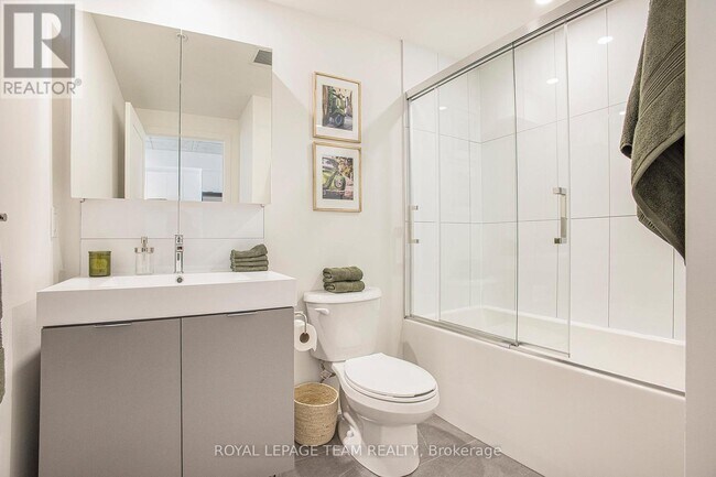 Photo - 1655 Carling Ave Unité B210
