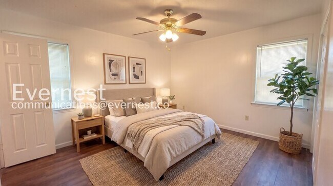 Photo - 3 Bed/2 Bath Home with Carport / Available Now!
