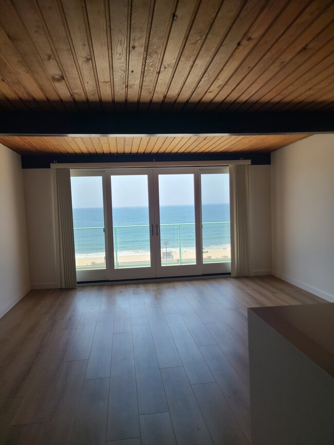 Living Room view to balcony and ocean - 1616 Esplanade Unit #