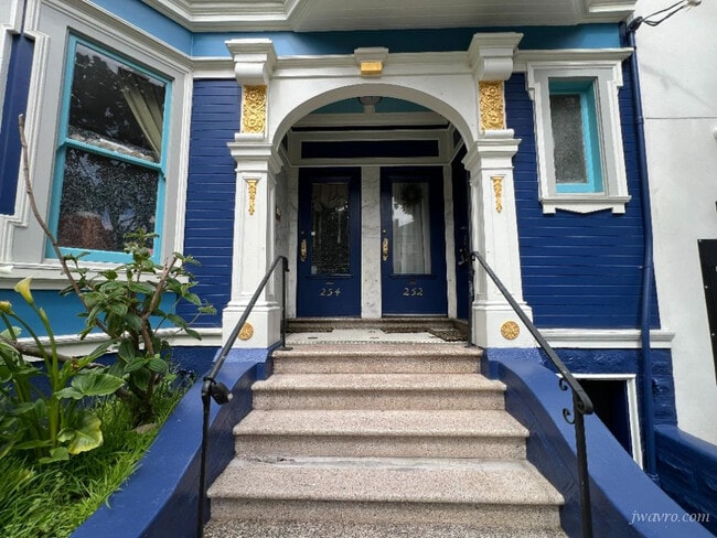 Photo - 250-254-254 Carl St Unidad 250