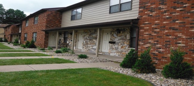 Primary Photo - Ashbrook Manor Townhouses