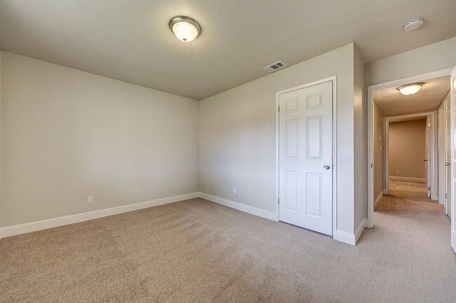 Photo - 5923 Revelstok Dr