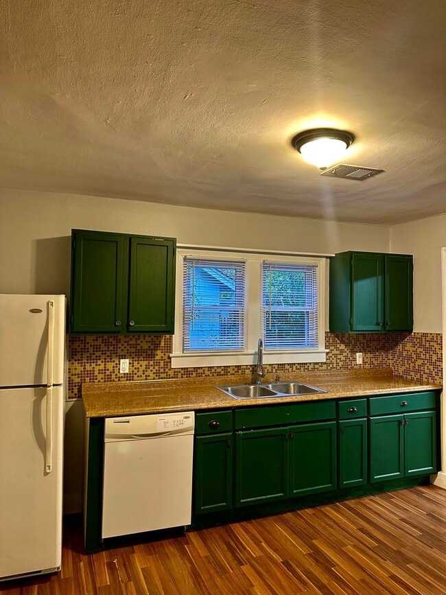 Photo - 639 Golfview Dr