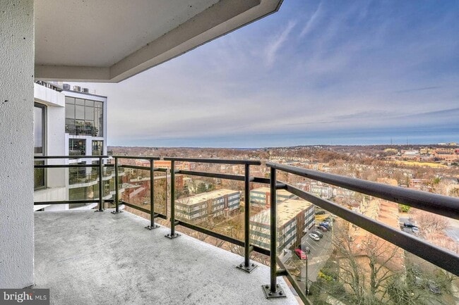 Building Photo - 1530 Key Blvd Unit 1202