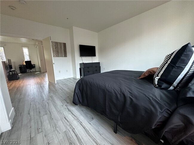 Photo - 4545 Dean Martin Dr