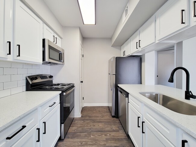 Building Photo - 12335 Antoine Dr Unit 1518