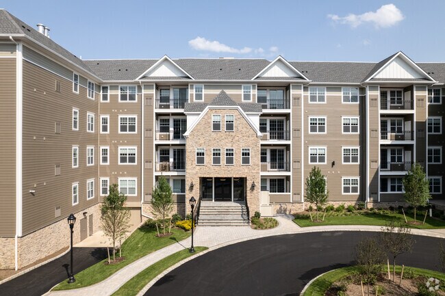 Bright and Airy 2 Bedroom Corner Unit
