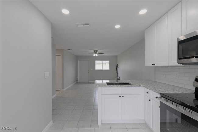 Building Photo - 427 NE Pine Island Ln Rental