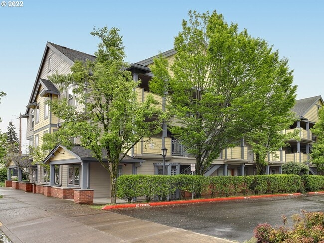 Building Photo - Stylish Condo with Abundant Natural Light-...