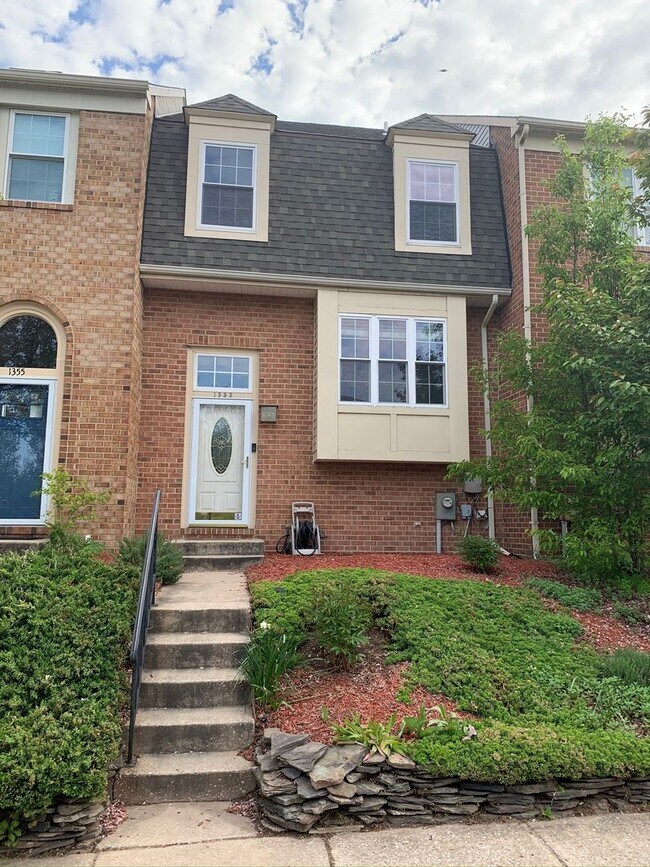 Building Photo - Gorgeous 3 BR/2 Full BA & 2 Half BA Waterf...