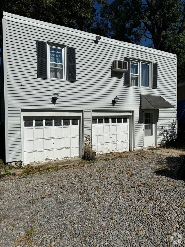 Building Photo - TWO BEDROOM 2nd Floor Rear Apartment in Pa...