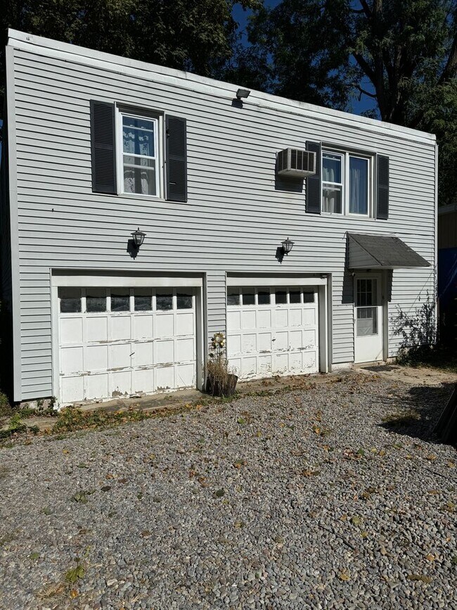 TWO BEDROOM 2nd Floor Rear Apartment in Pa... - TWO BEDROOM 2nd Floor Rear Apartment in Pa...