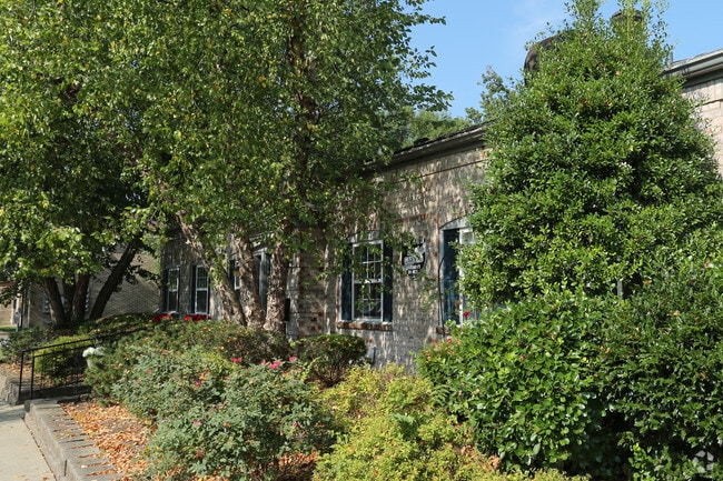 Leasing Office - Royal Gardens