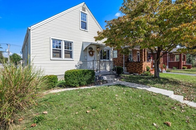 Photo - 6935 Lansdowne Ave