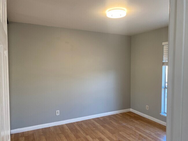 Photo - 5557 Roundtree Terrace