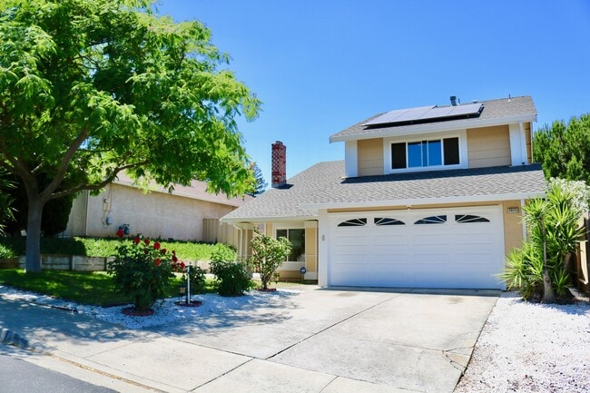 Building Photo - SOLAR POWERED 3 Bedroom 2 bath with large ...