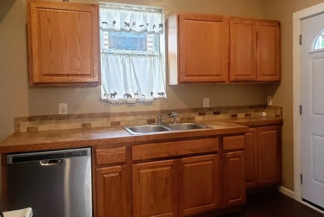 Photo - 231 N Elm St