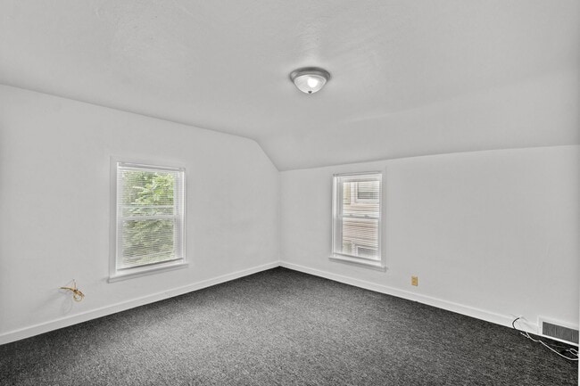 Photo - MOVE IN SPECIAL! SCORE HALF OFF 1ST MONTH'...