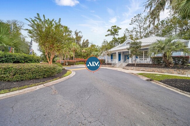 Building Photo - Modern 3-Bed Condo: Lovely Appliances, LVP...