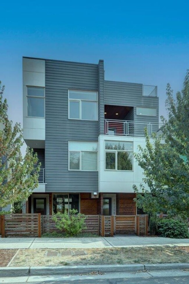 Luxurious 3bd, 2ba Townhouse Available wit... - Luxurious 3bd, 2ba Townhouse Available wit...