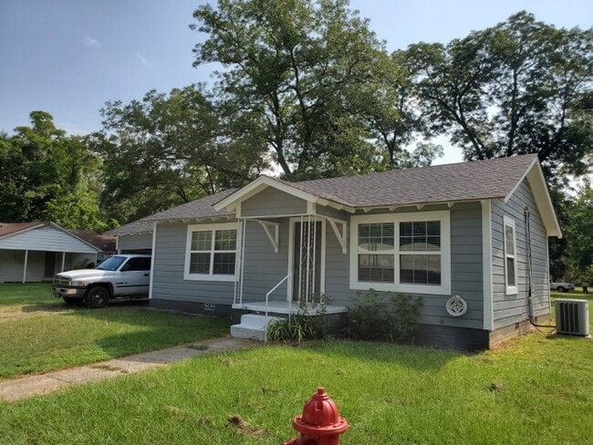 Building Photo - 901 N Bledsoe St