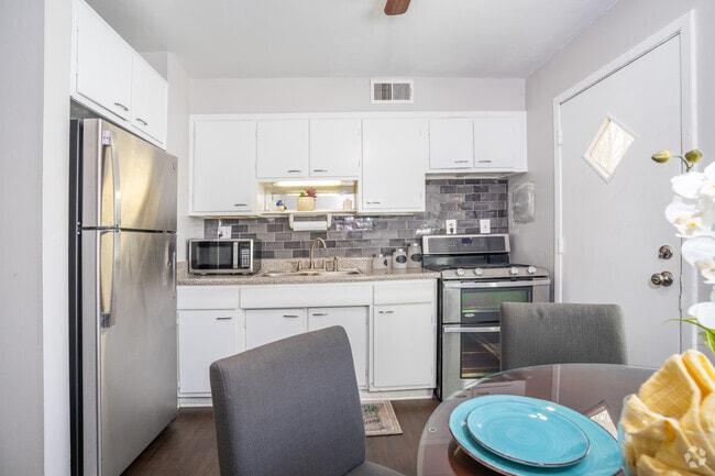 2BR, 1BA - 1,103SF - Kitchen - Midwood Creek