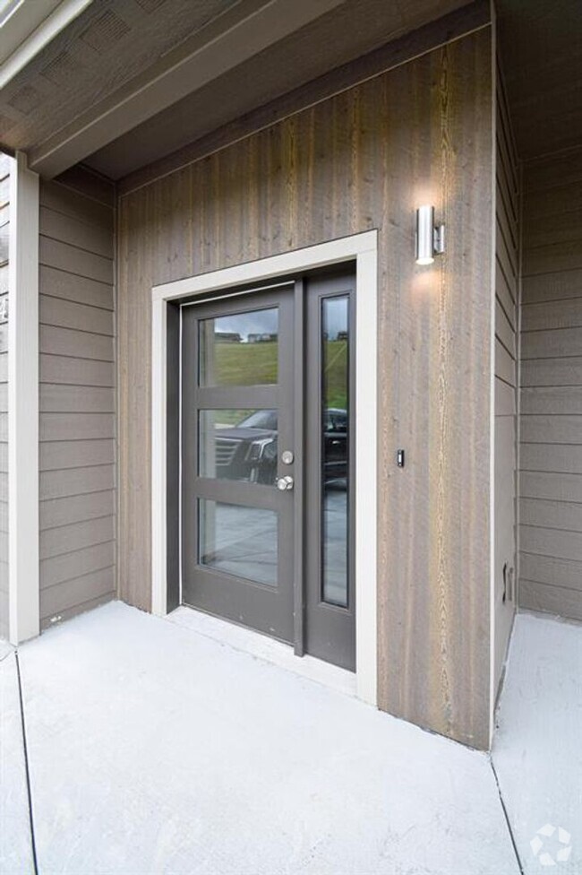Building Photo - New South Hills Duplex Stunner! Rental