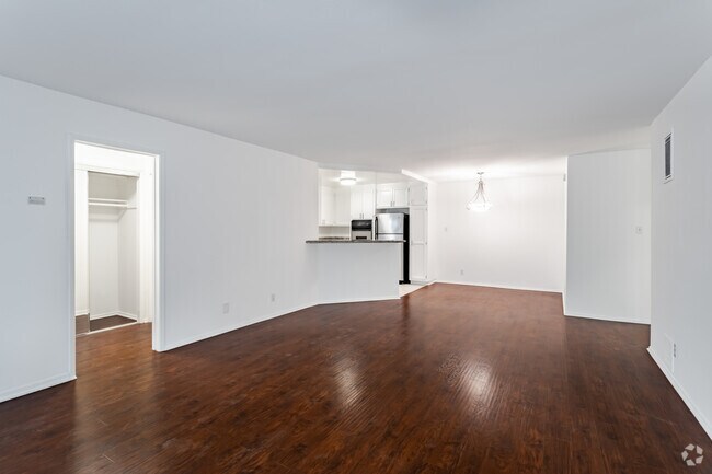 2BR, 2BA - 1500 SF - 443 S Oakhurst Dr