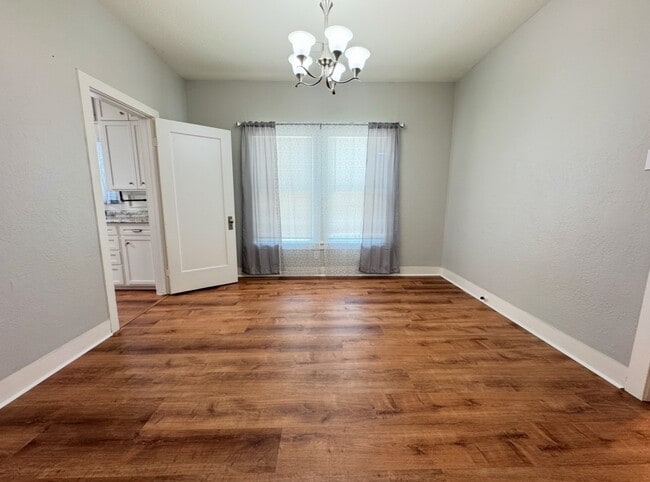 Photo - 909 W Main St