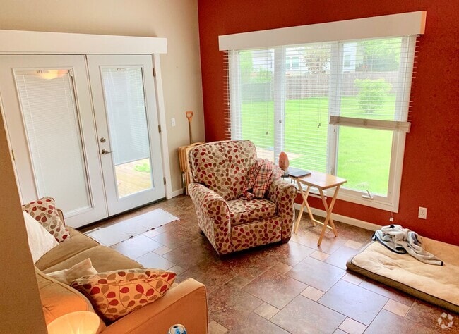 Building Photo - Enjoy outdoor living with huge yard in thi... Unit 10 Rental