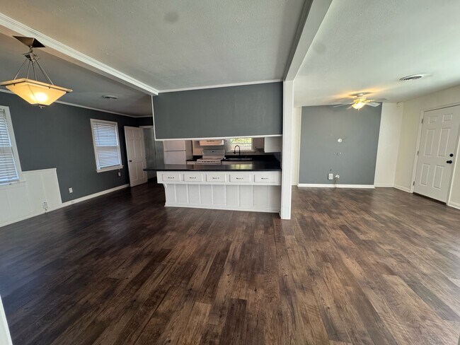 Photo - 1504 Lambard Dr