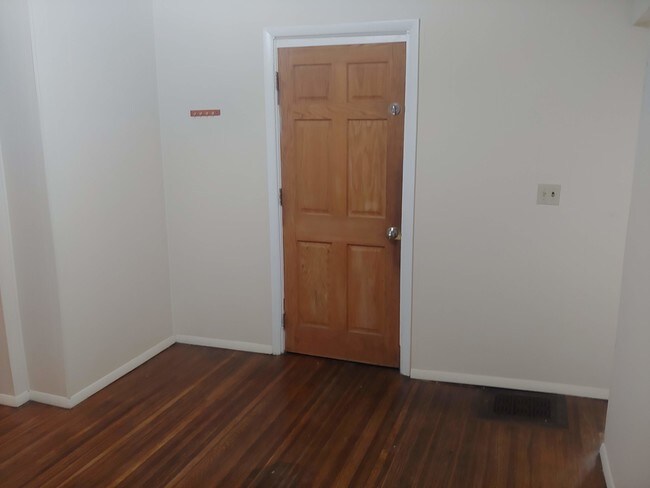 Photo - 1549 Kemble St Unit 1