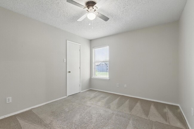 Photo - 322 Wonder Oak Ct