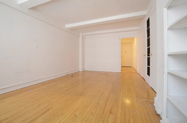 Photo - 257 W 97th St